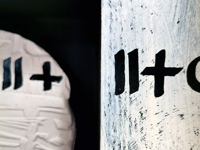 Linogravure sur terre cuite encadrée en carton &copy;MLT