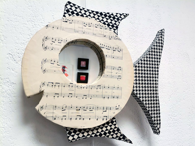 Miroir avec cadre en carton et finitions papiers spéciaux &copy;MLT